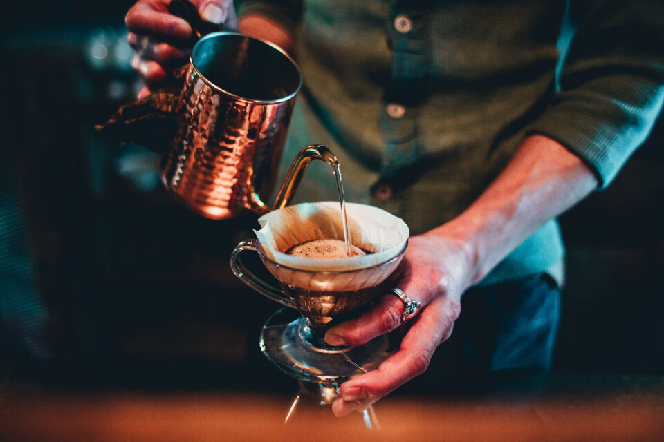 Barista preparando café de filtro en una barra
