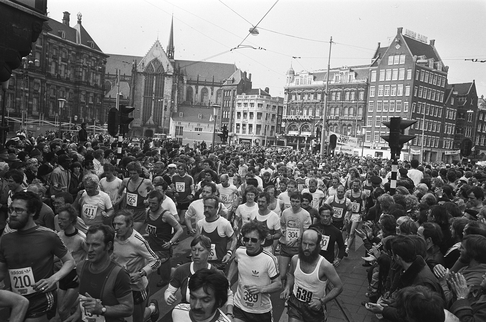 Salida masiva de una carrera en blanco y negro