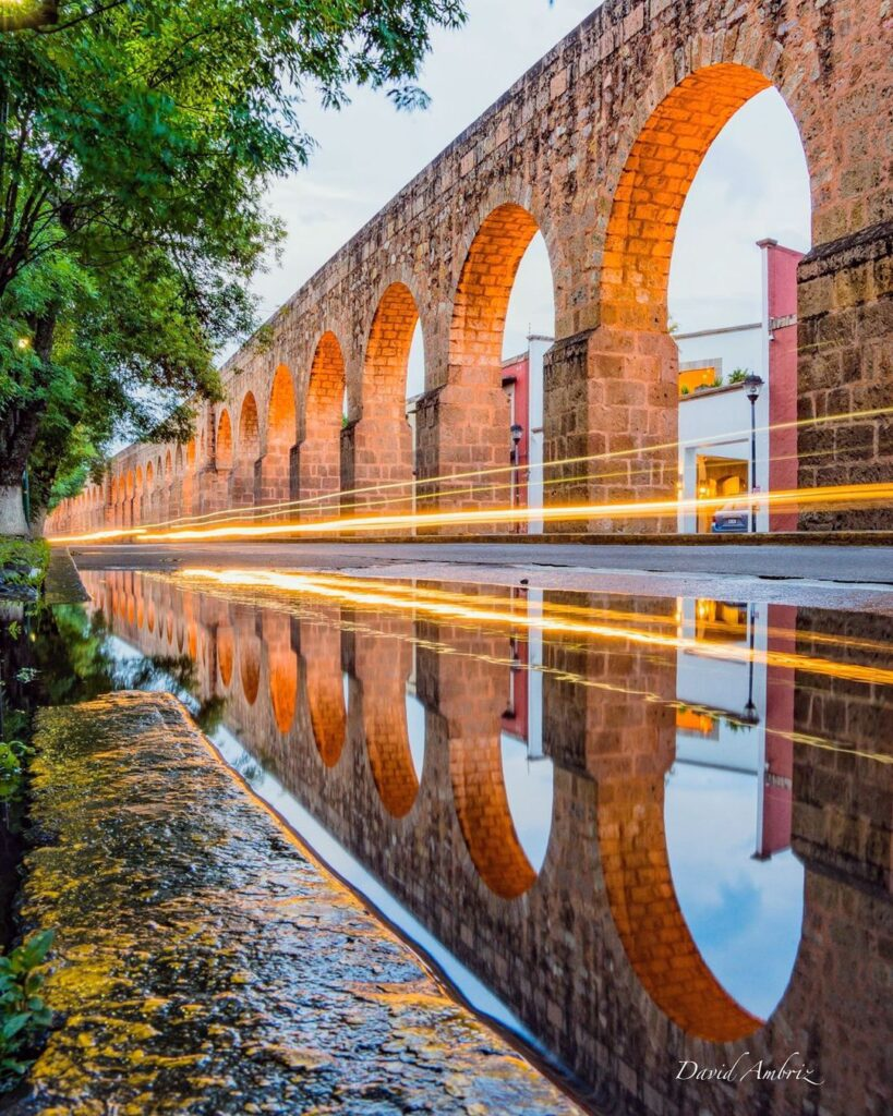 Arcos del Acueducto de Morelia reflejados en el agua por la noche
